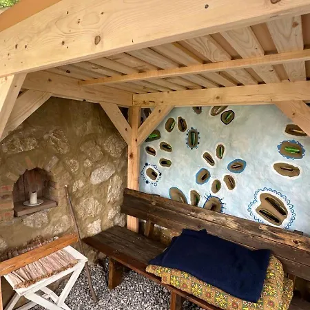 The House In The Village Penzion Pellumbas